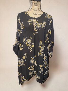 Torrid Women’s Black Semi Sheer Floral Tunic Top Size 3